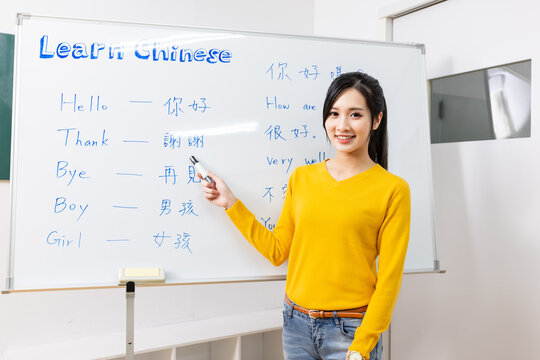female teacher teach chinese online