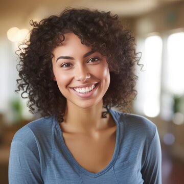 微笑的女子看着相机。放大。个人资料照片。生成式人工智能