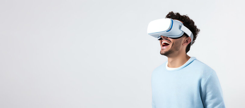 戴着虚拟现实眼镜的快乐男子的肖像，孤立于平坦的白色背景上，带有复制空间。戴着白色 VR 护目镜的微笑男子的横幅模板。生成式 AI 照片。