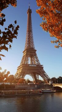 巴黎秋日的塞纳河与埃菲尔铁塔