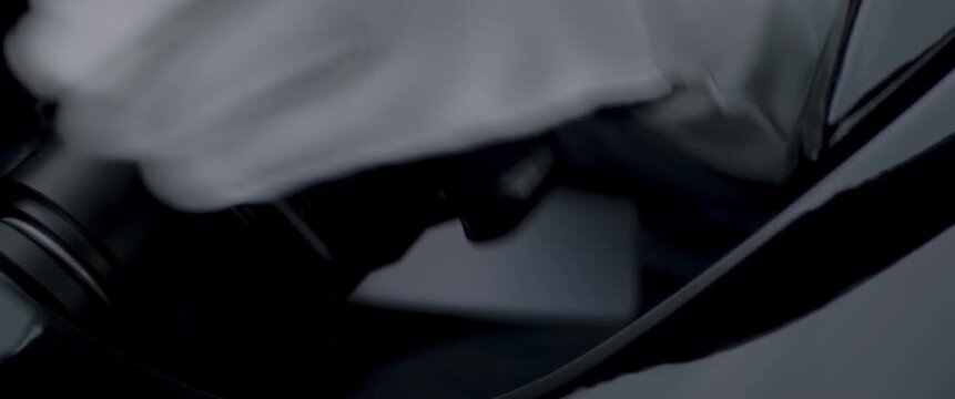 一名赛车手在赛道上疾驰的特写镜头，夜间赛事