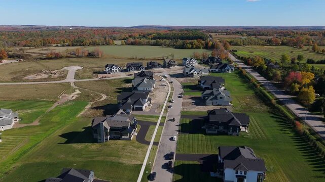 在住房短缺的情况下，加拿大安大略省卡利登的新郊区住宅拔地而起 航拍