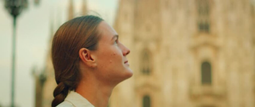 微笑的游客在意大利米兰市中心欣赏米兰大教堂