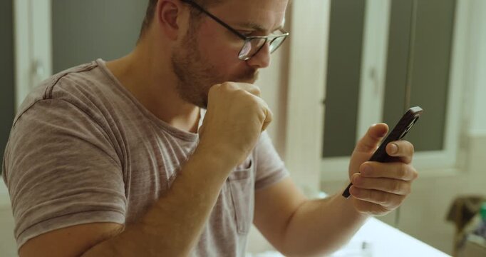 一名男子边看手机边刷牙，这象征着社交媒体成瘾以及在日常生活中对智能手机的频繁使用。