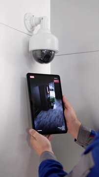 安全技术人员正在安装闭路电视监控系统