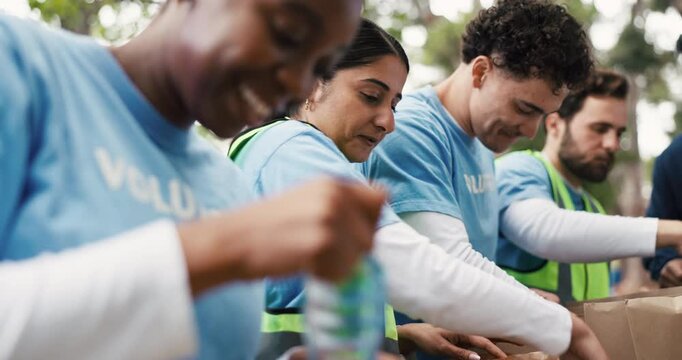 非政府组织（NGO）的食品募捐活动，志愿者们在户外拿着箱子，用于非营利、慈善或社区外展活动。人们带着食品杂货，在公园里怀着社会责任感为捐赠而忙碌。