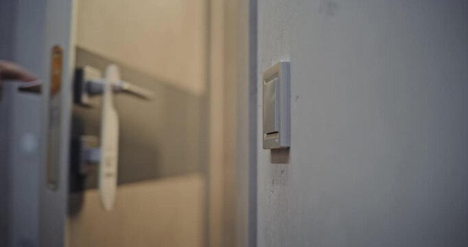 特写：用钥匙卡打开酒店房间门。女性的手拿着塑料钥匙卡轻触电子门锁，这里是酒店房间入口。展现现代门禁控制与酒店科技概念。